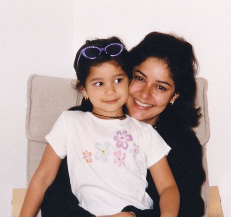Sara Tendulkar in childhood with her mother