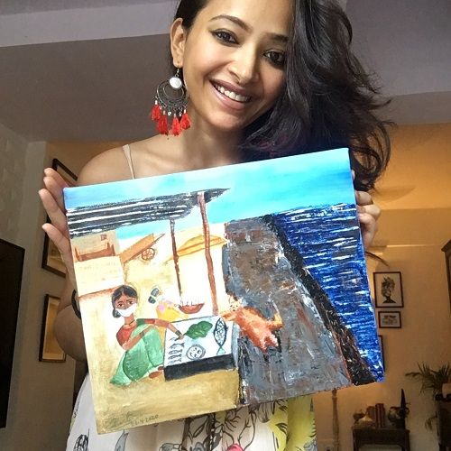 Shweta Basu Prasad showing a painting made by her