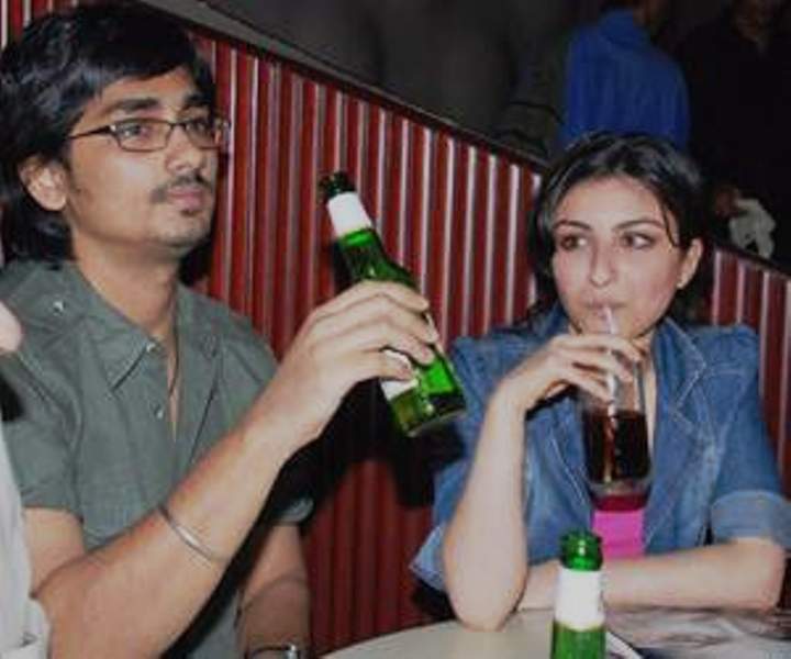 Siddharth, along with Soha Ali Khan, while consuming beer