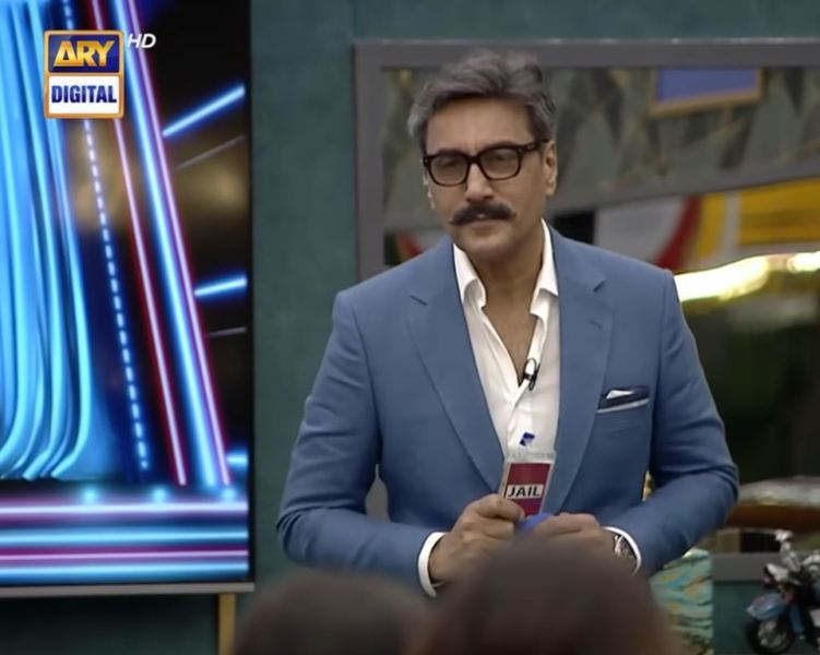 Adnan Siddiqui while hosting the show 'Tamasha Season 2' (2023)