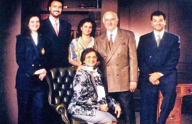 Pallonji Mistry (second from the right) with his kids and wife (seated)