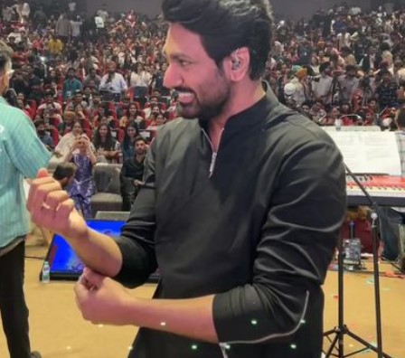 Mithoon during a live concert show