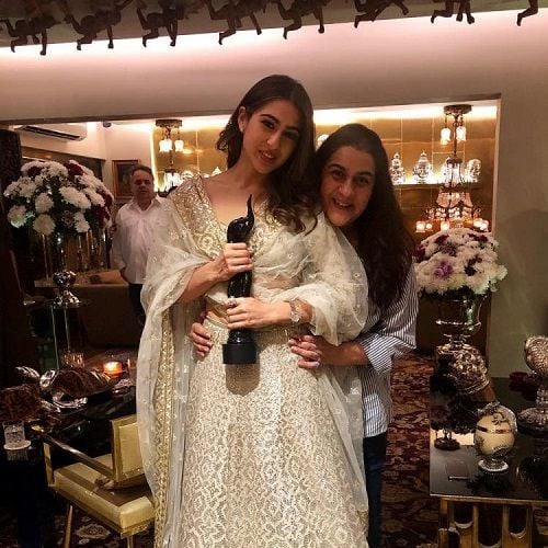 Sara Ali Khan With Her Mother and Holding Her Award