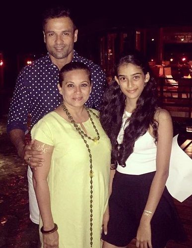 Rohit Roy with his wife and daughter