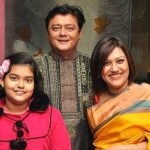 saswata-chatterjee-with-his-wife-mohua-and-daughter-hiya