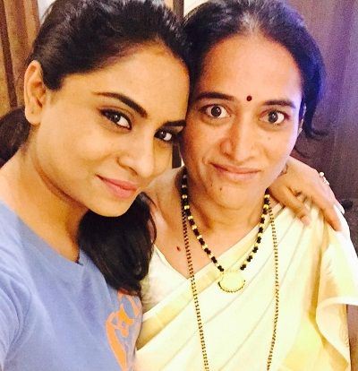 Deepika Das with her mother