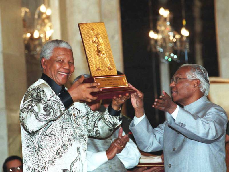 Nelson Mandela Giving A Memento To K R Narayanan 