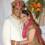 shruti-bapna-father-and-sister