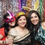 shruti-bapna-with-her-mother-and-sister