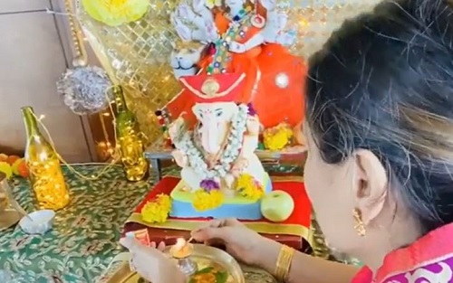 Sonia Kapoor with an idol of lord Ganesha