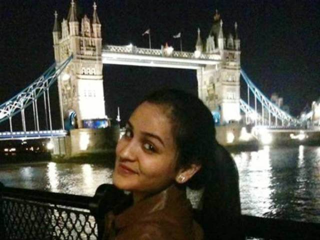 Aparna Yadav posing ion front of the London Bridge