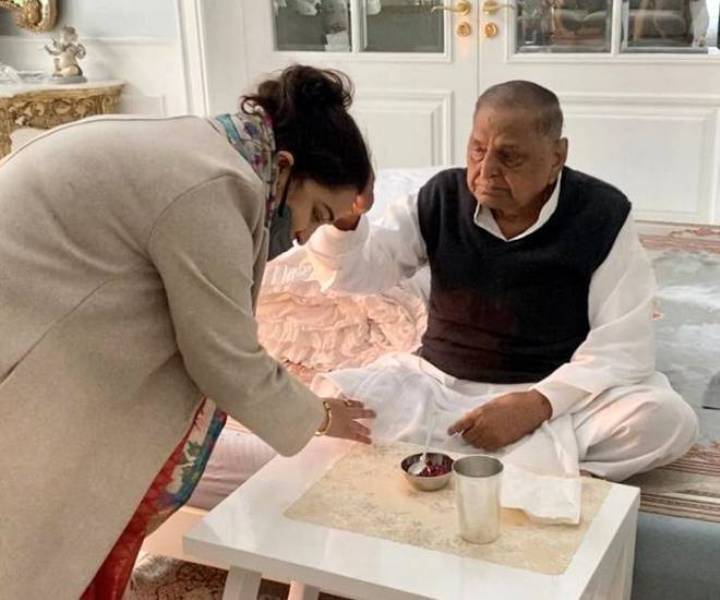 BJP's Aparna Bisht Yadav seeking blessings from Samajwadi Party patriarch and her father-in-law Mulayam Singh Yadav in Lucknow on 21 January 2022