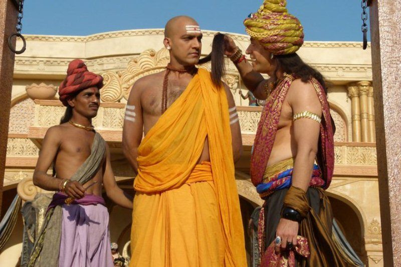Manish Wadhwa (centre) as Chanakya in the TV series 'Chandragupta Maurya'
