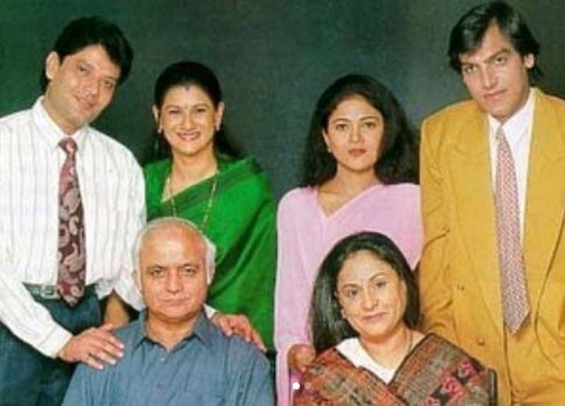 Manish Wadhwa (extreme right) with the cast of the play 'Maa Retire Hoti Hai'