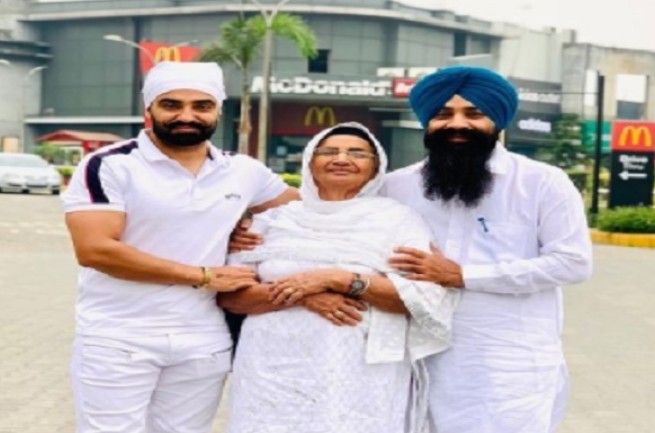 Resham Singh Anmol posing with his mother and brother