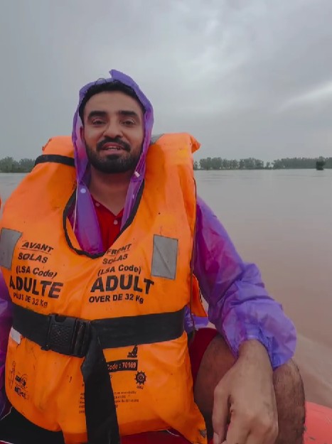 Resham Singh Anmol volunteering during the 2025 floods in Punjab, India