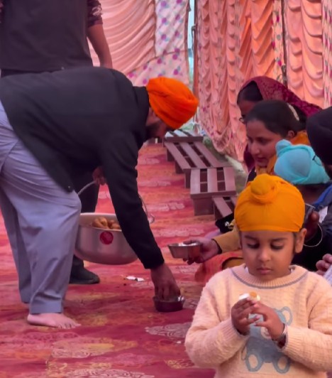 Resham Singh Anmol while doing social service by serving langar
