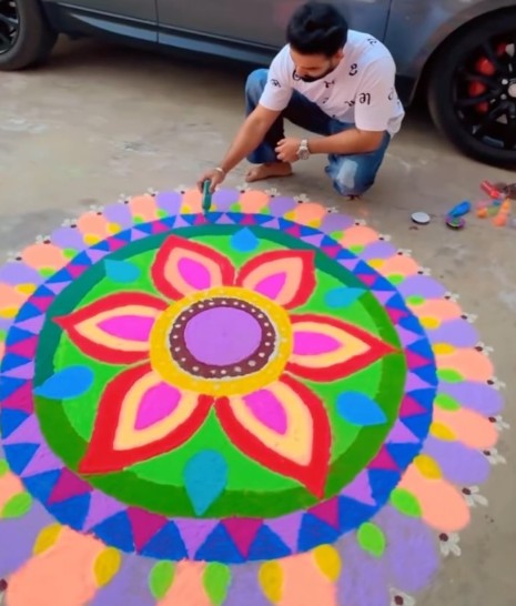 Resham Singh Anmol while making rangoli
