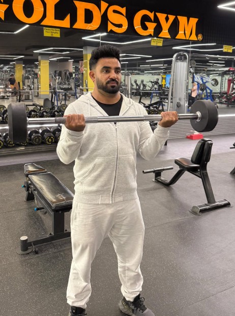 Resham Singh Anmol working out at a gym
