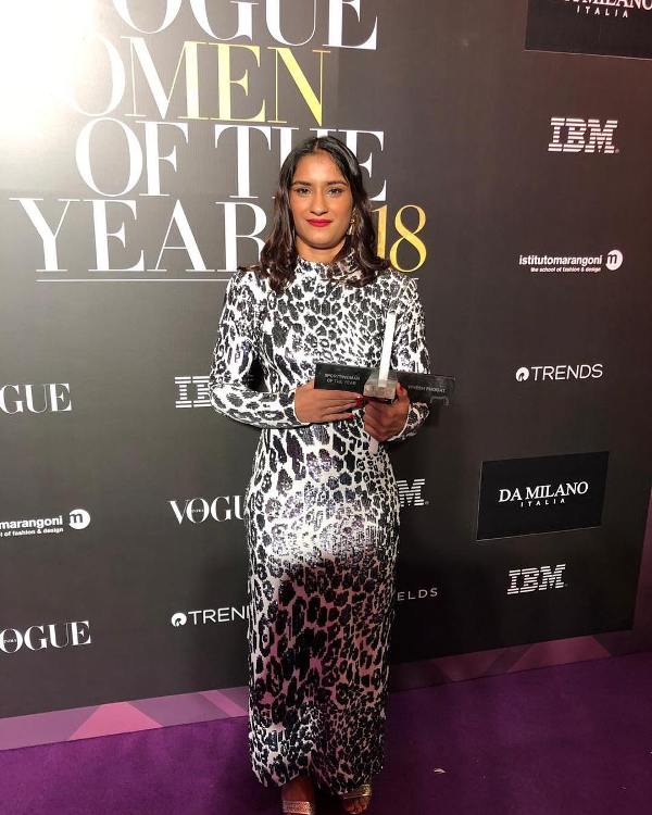 Vinesh while posing with the women of the year award in 2018