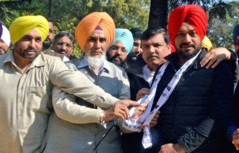 Gurpreet Ghuggi being welcomed by the members of AAP after he joined the party in Chandigarh