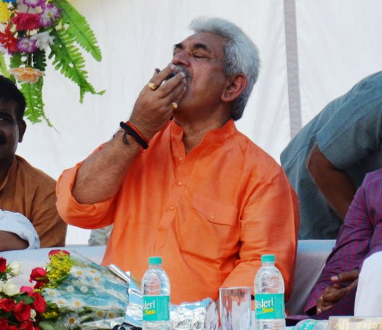 Manoj Sinha chewing gutkha