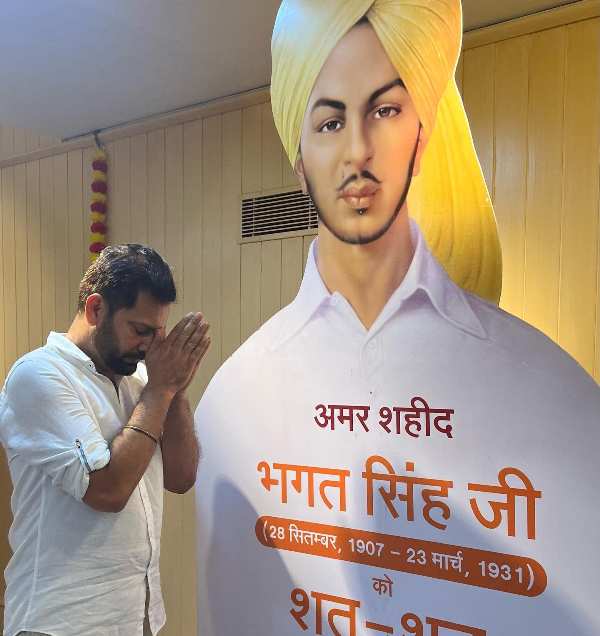 Jasbir Jassi paying his tribute to Bhagat Singh at an event