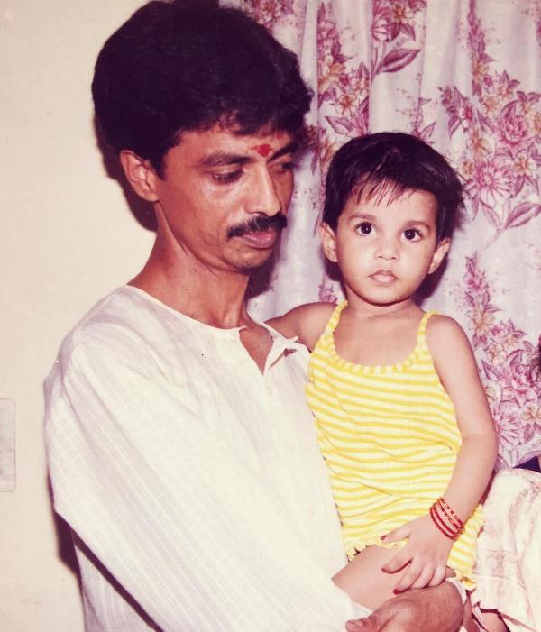 Maithili Thakur With Her Father in Her Childhood