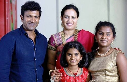 puneeth-rajkumar-with-his-wife-and-daughters