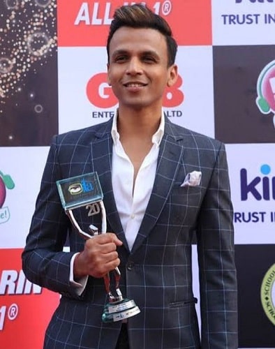 Abhijeet Sawant with his award