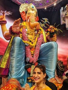 Aahana Kumra with the idol of Lord Ganesha