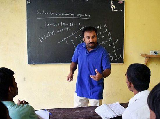 Anand Kumar Teaching To His Students