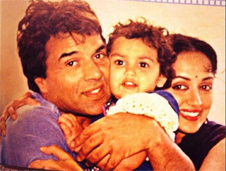 A Childhood Picture of Esha Deol With Her Parents
