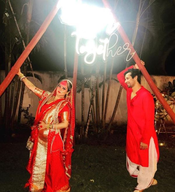 Kunal Verma posing with his wife Pooja Bose on their marriage day
