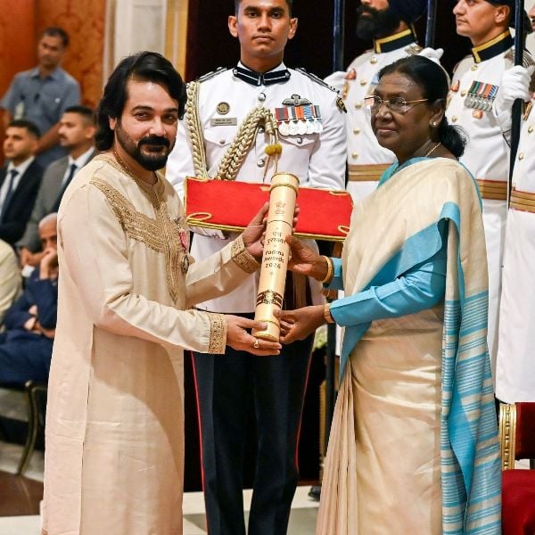 Prosenjit Chatterjee receiving the Padma Shri from President Droupadi Murmu
