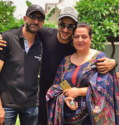 Aly Goni with his parents