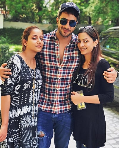 Aly Goni with his sisters