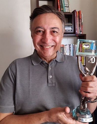 Anang Desai with his award