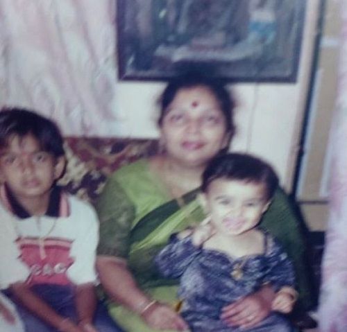 Mahima Makwana's childhood picture with her mother and brother