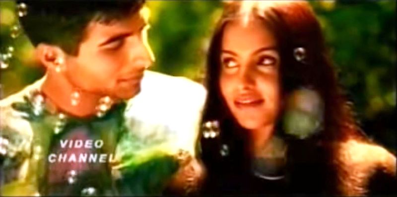 Nikhil Arya and Gurdeep Kohli in the music video of the song Haire Mere Hui Gulabi (2001)