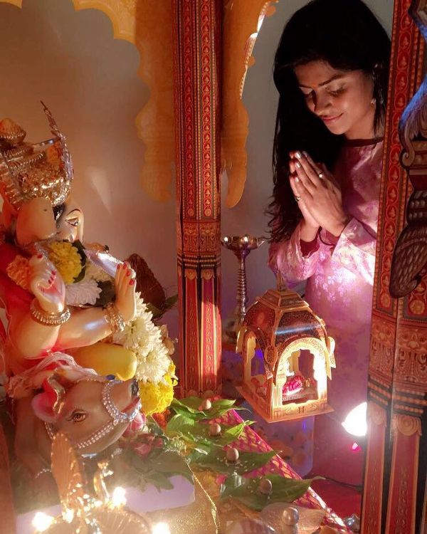 Swarda Thigale Praying To Lord Ganesha