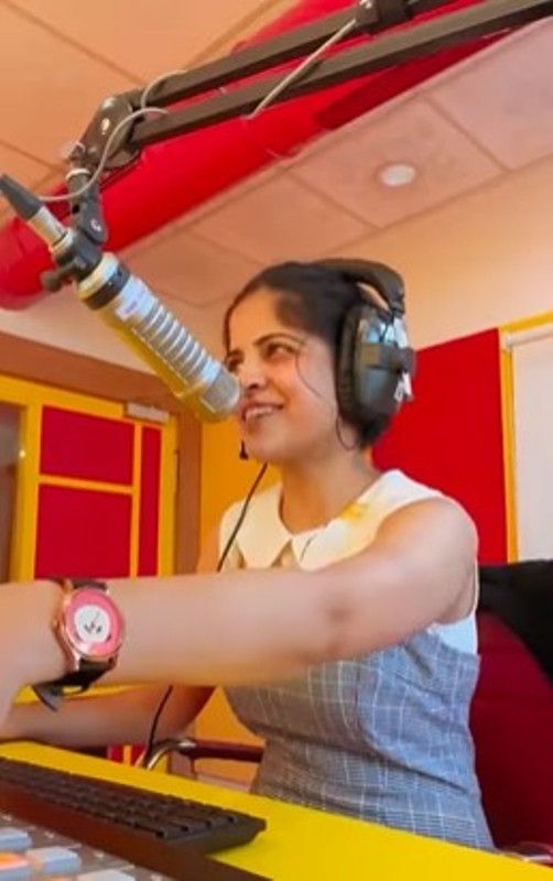 An image of Amruta Deshmukh hosting Puniyachi Talkerwadi, a radio show aired on 98.3 Mirchi, Pune