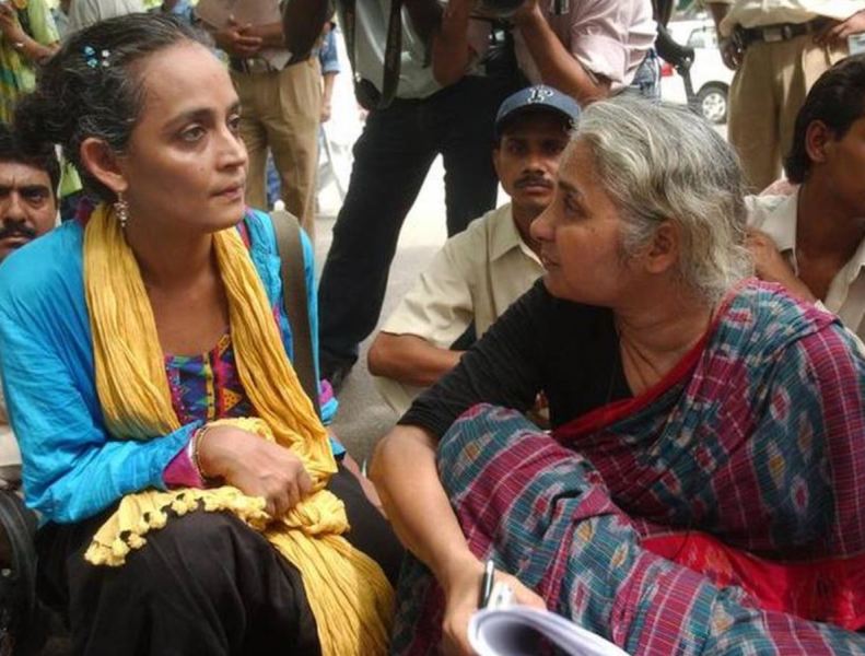 Arundhati Roy with Medha Patkar at Narmada Bachao Movement