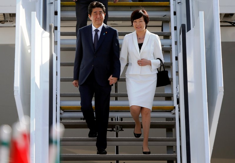 Японскую жену перед мужем. Синдзо Абэ с женой. Жена премьера Японии. В Японии жена главы администрации. Жена премьер министра Кореи.