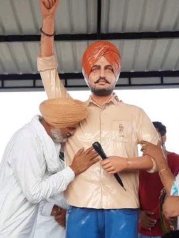 Sidhu Moose Wala's father broke down after inaugurating Sidhu Moose Wala's statue in his native village, Musa, in Mansa district
