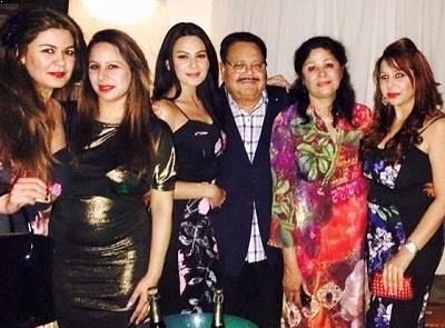 Aanchal Kumar with parents and sisters