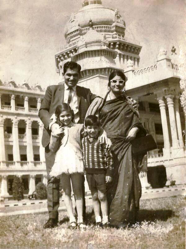 Alka Yagnik Childhood Photo With Her Parents And Brother