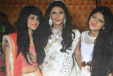 Arishfa Khan with her mother and sister
