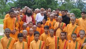 Morari Bapu in Parmarth Niketan with Pujya Swami Shukdevanandji Maharaj and Students of Parmarth Niketan