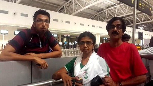 Manobala with his wife and son